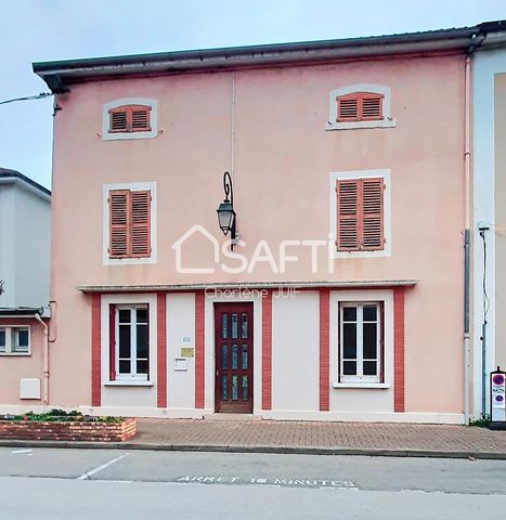 Située au cœur du village gourmand de Vonnas, à deux pas des commerces, cette authentique maison de village en pisé bénéficie d'une localisation privilégiée. Proche des commodités elle offre un cadre de vie agréable et pratique pour ses futurs habita...