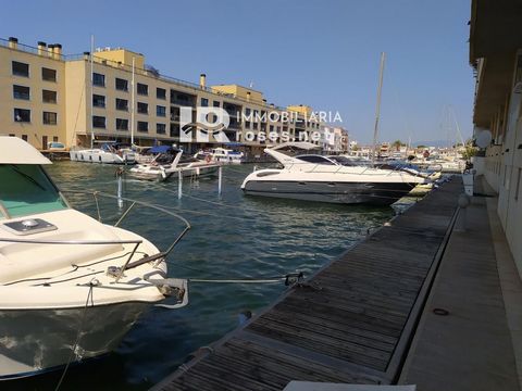 3.45 X 10m mooring for sailboat, garage and storage room for sale in the Port Moxó Sector of Empuriabrava, located before the bridges. Great opportunity! With 23 kms of navigable canals, the Marina de Empuriabrava is considered the largest residentia...