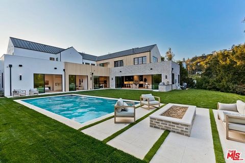 In the heart of the prestigious lower Beverly Hills Post Office area, this brand new construction Modern Farmhouse redefines luxury and sophistication. Set on an expansive flat lot of 14,000 square feet, the residence exudes timeless elegance with a ...