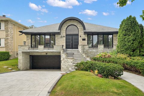 Außergewöhnliches 2-stöckiges Haus mit über 2600 m² ohne Keller mit 7 Schlafzimmern und 3,5 Bädern in Hampstead. Die riesige Halle öffnet sich zu einer offenen, hellen Umgebung. Zahlreiche Fenster, Holzböden, hohe Decken mit Holzarbeiten und Einbaule...