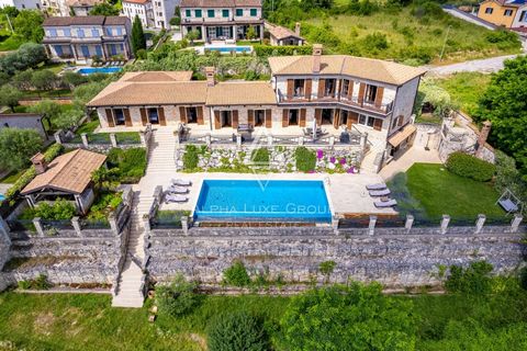 Exclusively in the agency ALPHA LUXE GROUP - Beautiful rustic villa with a panoramic view of the Istrian landscape and the city of Motovun Vižinada is located on the hill of the southern edge of the Mirna river valley, from which there is a view of t...