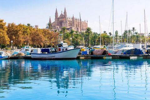 Diese moderne Villa im mediterranen Stil bietet geräumige Unterkünfte, die sich ideal für Familien- oder Gruppenaufenthalte eignen. Mit vier Schlafzimmern, darunter ein Doppelzimmer mit eigenem Bad im ersten Stock, und drei Badezimmern (eines mit Whi...