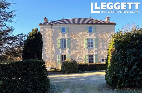 A34125CGL16 - Un lieu hors du temps, confortable, intimiste et familial. Cette maison de Maître charentaise allie la modernité et charme des maisons qui ont une histoire et une âme. Les éléments anciens ont été préservés : cheminées, parquets anciens...