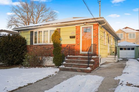 Welcome to this conveniently located 3-bedroom ranch in the desirable Westerleigh neighborhood. This charming home offers a perfect blend of comfort and convenience. Nestled in a prime location, it provides easy access to schools, parks, shopping, di...