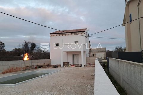 Istria, Gajmani, a house with a closed area of 85 m² on three floors with a swimming pool and a yard. Renovated house spans three levels: ground floor, first floor, and second floor. The ground floor consists of a spacious living room with plenty of ...