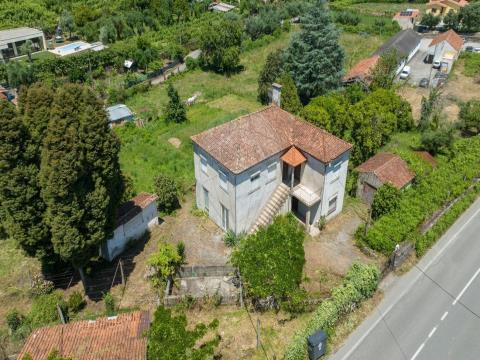 Moradia T3 para venda em Correlha Pte Lima Moradia para remodelação, localizada no centro da corrilhã, muito proxima do centro da Vila de Ponte de Lima. Esta moradia mantem alguns traços tipicos da região. O primeiro piso destina-se a habitação com u...