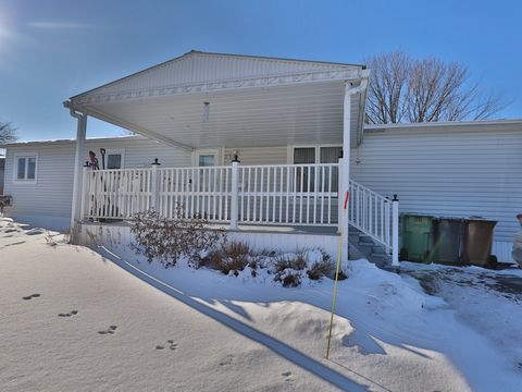 Superb modular home maintained with the utmost care! This property is ideal for beginner couples or young retirees. You will have 2 bedrooms, a bright space open to the main rooms. The courtyard can be converted to create privacy, whether for a spa, ...