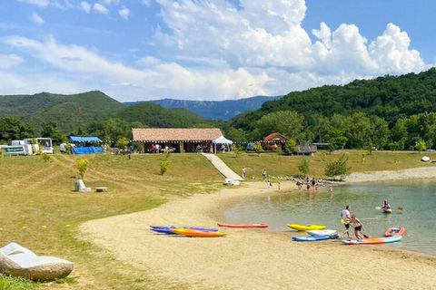 Résidence L'Espinet liegt wunderschön und ruhig auf einem großzügig gestalteten, grünen Anwesen am Rande des quirligen Ortes Quillan. Insgesamt 150 Wohnungen sind über das leicht hügelige, offene Gelände verteilt. Dieses komfortable Superior-Ferienha...