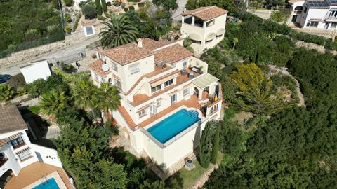 Description of object: This dreamlike property disposes of a plot of approx. 2.600m² and a living area of approx. 260m², distributed on 3 floors. The fantastic sea view can be enjoyed from every angle. Also from the sun terrace in front of the house....