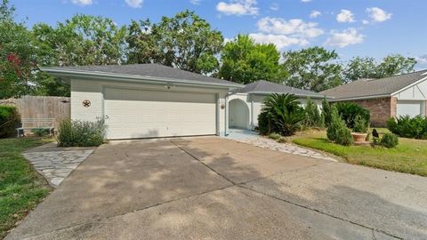 Built in 1976, this 1,640-square-foot residence features three spacious bedrooms, including a primary suite with an en-suite bathroom, and two full bathrooms. The open-concept living room boasts high ceilings, a cozy gas fireplace, and a seamless flo...