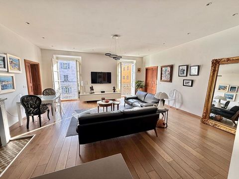 Votre agence ERA IMMOBILIER AJACCIO a le plaisir de vous proposer à la vente un appartement de 130 m² situé en centre-ville d'Ajaccio. Ce spacieux type 4 lumineux offre un grand volume avec trois chambres, deux salles d'eau et trois toilettes. La cui...