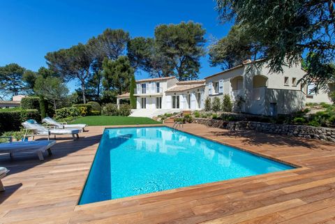 Ideally located in a luxury residential area, between the villages of Valbonne and Biot, villa with a luxuriously renovated modern interior. Situated on superb wooded grounds of 4,200 m2, largely flat, it offers approximately 280 m2 of living space, ...