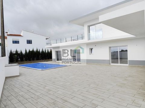 Magnifique villa de 4 chambres avec piscine et vue sur la mer à Altura, Algarve Bienvenue dans une superbe villa de 4 chambres, idéalement située dans un quartier calme d'Altura, parfaite pour ceux qui recherchent le confort, l'intimité et la beauté ...