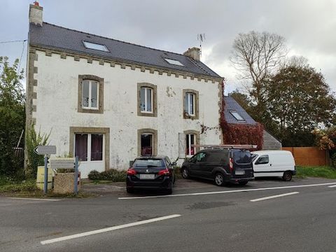 En campagne non loin des centres d'intérêts, cette grande maison avec un grand jardin arboré, saura vous séduire par ses nombreuses possibilités de distribution, le 2ème niveau pouvant devenir tour à tour une pièce à vivre, un espace jeux, un salon d...