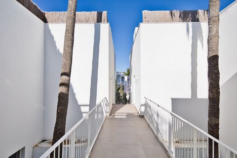 Prachtig penthouse met 3 slaapkamers in perfecte staat op 200 m2 van het strand Prachtig penthouse gelegen in een woonwijk op een paar meter van het strand van Es Puet. De zeer goed onderhouden residentie heeft een gemeenschappelijk zwembad en een fi...