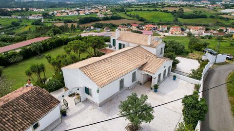 Propriedade de características únicas, implantada num lote de 4133 m2, composta por 2 Moradias: Casa Principal e Casa de Hóspedes, a menos de 30 minutos do aeroporto de Lisboa e das Praias da Ericeira Com 260 m2 de área a Casa Principal, cuja constru...