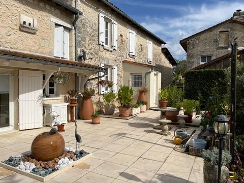 Cette maison de campagne indépendante en pierre, très appréciée, est idéalement située à quelques pas du magnifique village historique d'Aubeterre-sur-Dronne, à la frontière sud de la Charente et de la Dordogne. Pleine de caractère, la propriété est ...