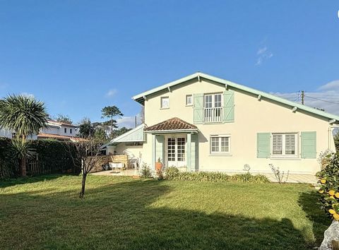 Nichée au fond d'impasse au calme absolu, jolie maison de 125 m2 sur un terrain plat et arboré d'environ 640m2. De plain pied, l'entrée s'ouvre sur un grand séjour avec cuisine ouverte. Une chambre et une salle de douche avec WC ainsi qu'un espace bu...