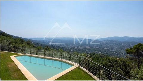 Wir laden Sie ein, in dieser zeitgenössischen Villa mit fast 300m² Wohnfläche hoch hinaus zu gehen. Sie bietet einen unwahrscheinlichen Panoramablick auf die Bucht von Cannes, das hochgelegene Dorf Cabris, das Hinterland mit den Hügeln von Tanneron, ...