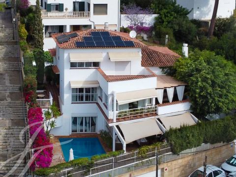 Cette belle maison avec vue partielle sur la mer, jardin et piscine est idéale pour profiter de l'extérieur. La distribution sur trois étages plus garage offre beaucoup d'espace et de polyvalence. Au premier étage, il y a un hall d'entrée, un grand s...