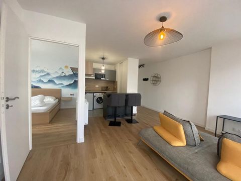 NANTES-Quartier Dalby, Calme et confort pour cet appartement T2 meublé, dans une copropriété récente au1er étage avec ascenseur . Il offre une cuisine aménagée et équipée avec rangements et placards, ouverte sur séjour, une chambre avec un grand plac...