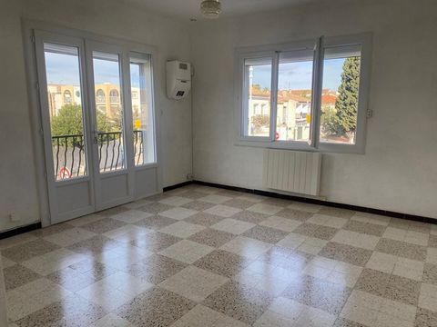 A saisir Grau du Roi Centre ville mais dans une rue calme, venez découvrir de T3 de 65M2 avec séjour, cuisine fermée, deux chambres, une sdd , un wc séparé, balcon et un garage. L'appartement est dans une copropriété de 4 appartements avec un syndic ...