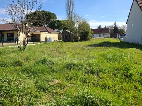 terrain plat, proche de l'hôpital de Chatillon-sur-Indre. ses dimensions 15.5m de façade coté route sur 60 m environ de profondeur. Il est clôturé sur 3 cotés et dispose d'une petite maison de 6m2 environ et d'un puit. terrain non viabilisé. Les hono...