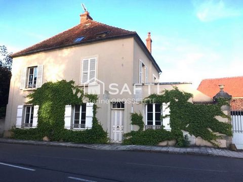 Située dans la charmante commune d'Époisses, cette propriété offre un cadre de vie idéal pour les amateurs de nature et d'authenticité. Nichée dans un environnement paisible à deux pas du Château, cette maison représente une belle opportunité d'acqué...