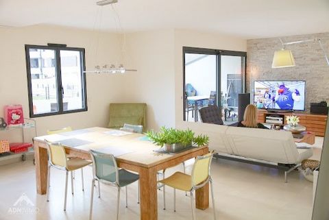 A VISITER RAPIDEMENT L'agence ADN Immo vous propose ce très joli appartement de 153m2 au sein du Parc Jean Monnet. De construction récente, il comprend un vaste espace de vie lumineux incluant une cuisine ouverte intégralement équipée, 4 chambres spa...