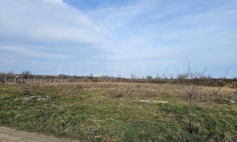 SUPRIMMO Agency: ... We present an attractive flat regulated plot of land in the Rakitnika area, in Varna. The plot with a total area of 1740 sq.m is adjacent to electricity, water and borders a road. The property has a detailed development plan and ...