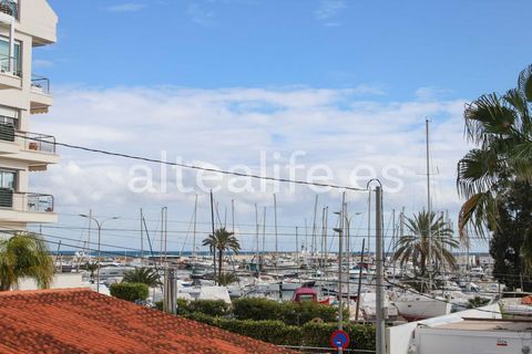 Corner apartment of 130 m², located in the area of Puerto de Altea, just 2 minutes walk from the port, the promenade, the beach, and some services such as restaurants and supermarket. A 20-minute walk from the village centre. Property Layout: 3 bedro...