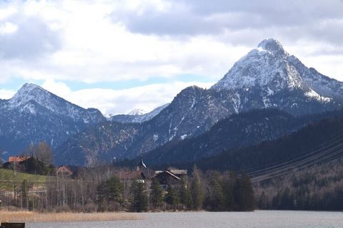 Dieses Ferienhaus in Füssen ist ideal für eine kleine Familie mit Kindern oder eine Gruppe von Freunden. Es gibt eine geräumige Terrasse, auf der Sie bei Ihrem Morgenkaffee verweilen können, und einen Garten mit Möbeln, in dem Sie ein gesundes Frühst...