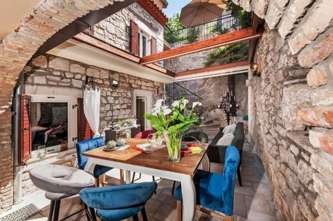 Magnifique bâtiment d'hôtel en pierre à Rovinj, à 100 mètres de la mer, avec vue sur la mer ! Au coeur de Rovinj, à proximité des plages renommées et de la promenade, se trouve ce charmant hôtel familial désormais disponible à l'achat. Orné de nombre...