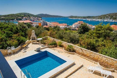 This stunning villa is set in an incredibly desirable location, just 180 meters from the town center and the pristine, crystal-clear sea. It is located in Rogoznica quite close to famous yachting Marina Frapa! Nestled in a peaceful area and surrounde...