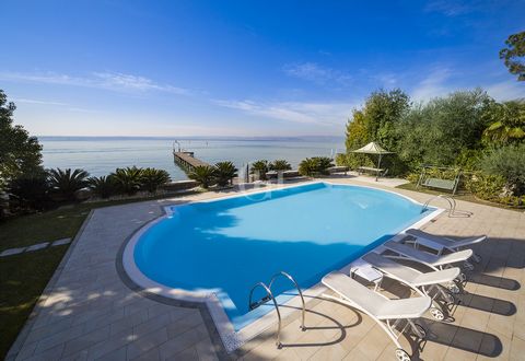 Nel cuore dell'incantevole centro storico di Sirmione, affacciata sulle acque cristalline del Lago di Garda, sorge questa villa esclusiva, un autentico rifugio di lusso e riservatezza. Qui, il tempo sembra scorrere con un ritmo diverso, scandito dal ...