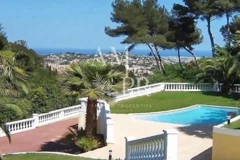 Amanda Properties proposes for sale, this magnificent neo-Florentine villa in the heights of Cannes. This premium quality built villa, set in a magnificent park of 2600sq with century-old trees and, overviews the sea. The living space is 183m², and c...