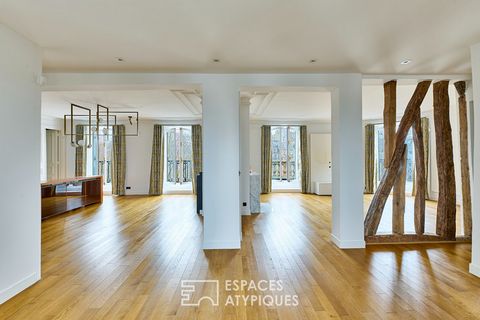 In a luxury Haussmannian building, whose façade will be completely renovated in the coming months, this fully air-conditioned apartment of 205.35 m2 (177.10 m2 Carrez) occupies the 4th floor alone by elevator. Crossing and bathed in light thanks to i...