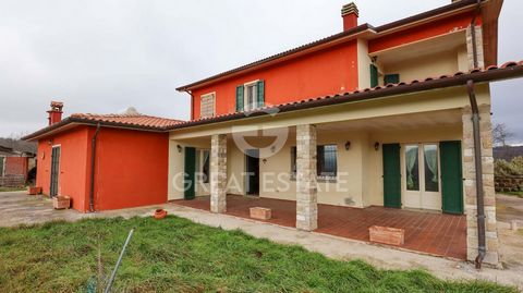 Discover the charm of this splendid villa in Apecchio. The two-level house (approx. 200 sqm) is located in an exclusive area with a unique panorama. The property is in excellent condition and ready to move in. On the ground floor, there is a spacious...