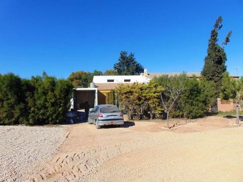 Ruim landhuis met 3 slaapkamers en 2 badkamers met een groot stuk grond en een spectaculair uitzicht op de omliggende bergen en het platteland is te koop. De woning is gelegen nabij de bruisende Spaanse stad Fuente Alamo in de regio Murcia. Bij het b...