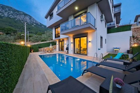 Per chi cerca la pace nella natura, 4+1 villa moderna arredata di recente a Fethiye Yeşilüzümlü. Situata a Yeşilüzümlü, una delle zone tranquille e intrecciate con la natura di Fethiye, questa esclusiva villa 4+1 offre tutti i comfort e l'estetica de...