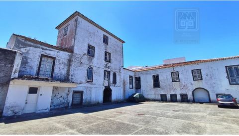 EXCELLENT INVESTMENT OPPORTUNITY IN THE HEART OF THE CITY OF PONTA DELGADA, SÃO MIGUEL ISLAND, Azores Located in the historic centre of Ponta Delgada (parish of São José), this imposing building stands out for its privileged location, facing Rua Caet...