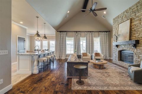 Nestled in a desirable gated community on a waterfront lot in Edmond schools, this home is a must see! With easy access to highways, this beautiful 5-bedroom, 3.5-bathroom home is the perfect blend of luxury, comfort, and convenience. The open-concep...