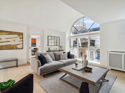 Mayfair, Marble Arch und Marylebone. Drei der prestigeträchtigsten Gegenden Londons rund um Berkeley Mews, das abseits des Trubels des nahe gelegenen Portman Square liegt. Dieses helle Stallhaus erstreckt sich über drei Ebenen und wurde sorgfältig mo...