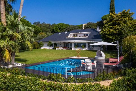 This 652 m² house enjoys a splendid elevated location, with lush gardens, a heated saltwater pool, and a terrace with a beautiful backdrop of stunning sea views. The house is surrounded by greenery that ensures privacy, while the trees provide shade ...