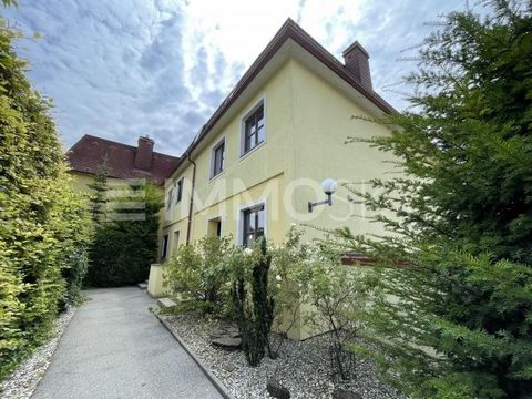 Garage, giardino, terrazza, balcone e ampia cantina sono solo alcuni dei punti salienti di questa emozionante proprietà. Lo spazio abitativo di questa casa da sogno si sviluppa su quattro livelli e garantisce così la massima flessibilità e privacy. I...