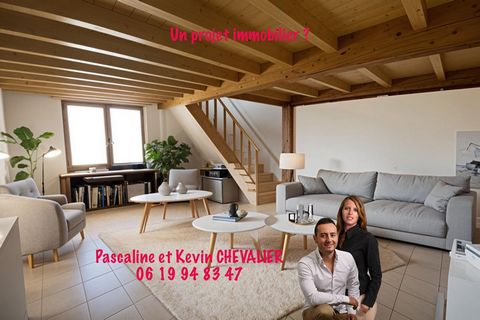 Pascaline et Kevin Chevalier vous proposent ce charmant ensemble immobilier idéalement situé au coeur du pittoresque village de Cadenet. Composé d'un appartement T3 et d'un local commercial T3, cet immeuble en pleine propriété offre de nombreuses pos...