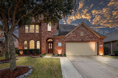 Welcome to this beautifully maintained home in highly sought-after Willow Creek Farms neighborhood with no back neighbors. This spacious residence offers a perfect blend of comfort, style & convenience & is showcased by outdoor lighting. As you step ...