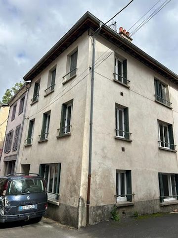 ARLANC- 63 Nous vous proposons cette immeuble de 1930 à très fort potentiel, comprenant 3 appartements dans cet ensemble immobilier loués actuellement , l'immeuble se compose de 3 habitations, d'un double garage avec mezzanine commun et attenant, Toi...