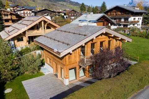 Situé à quelques minutes à pied du centre de Megève, dans un environnement calme à proximité immédiate du domaine skiable, ce chalet neuf est implanté sur un terrain plat de 385 m2. Vendu hors d'eau - hors d'air, ce bien de 210m2 vous offre une total...