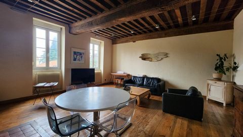 EXCLUSIVE - Lovers of the old, stone and beautiful French ceilings, this 1700 building is for you! Located in the old Chenôve and with an area of approximately 140m² on the ground, this 7-room townhouse is composed as follows: - On the ground floor: ...